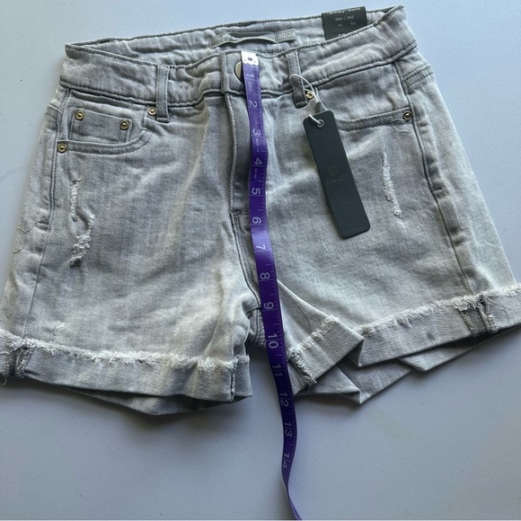 Tractr women’s Brittany Distressed Mid Rise Jean Shorts Size 00/24 NWT - Picture 5 of 9
